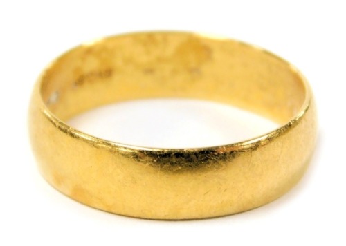 A 22ct gold wedding band, size O, 3.7g.