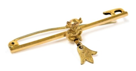 A 9ct gold Lincoln imp bar brooch, 2.0g.