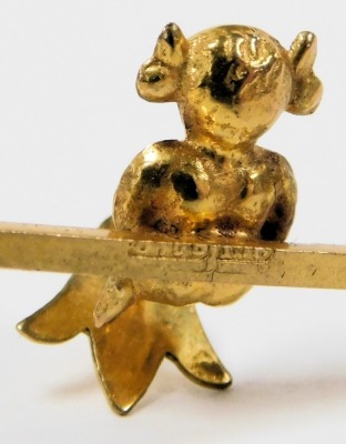 A 9ct gold Lincoln imp bar brooch, 2.0g. - 2