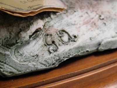 A Giuseppe Armani Capodimonte porcelain figure of a lion, on an oval wooden base, with certificate, 25cm wide. - 2