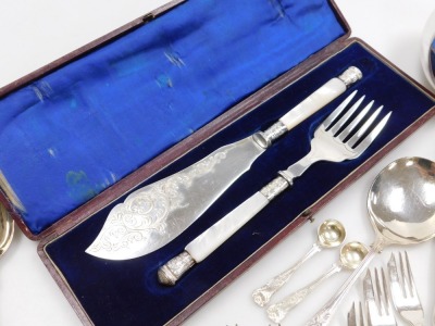 A group of silver plated King's pattern flatware, together with a pair of silver plated fish servers with mother of pearl handles, cased. - 2