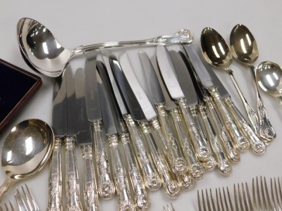 A group of silver plated King's pattern flatware, together with a pair of silver plated fish servers with mother of pearl handles, cased. - 3