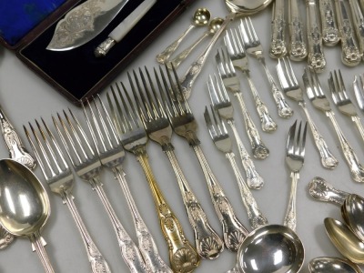 A group of silver plated King's pattern flatware, together with a pair of silver plated fish servers with mother of pearl handles, cased. - 4