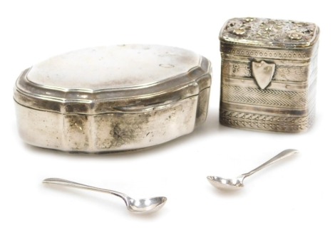 A late 19thC continental box, with filigree decorated lid, and decorated with bands of repeating floral, foliate and herringbone decoration, vacant shield reserve, bears marks, 0.86oz, two silver salt spoons, 0.16oz, and a plated snuff box.