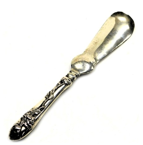 A late 19thC Chinese silver shoe horn, the handle embossed with flowers and leaves, monogram engraved, maker's marks indistinct, 2.92oz.