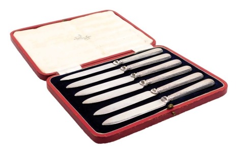 A set of six George V silver handled fruit knives, cased, Sheffield 1923.