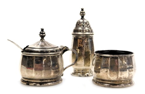 An Elizabeth II silver three piece condiment set, with blue glass liners, and a spoon, Birmingham 1967, 2.48oz.