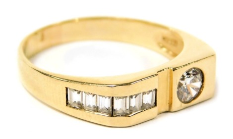 A gentleman's 9ct gold and cz set ring, size Z, 5.5g.