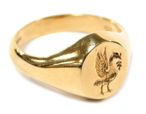 A gentleman's 9ct gold signet ring, crest engraved, size Z, 9.8g.