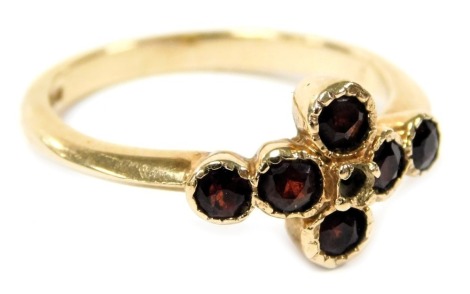 A 9ct gold and garnet ring, in a cross setting, size N, central stone lacking, 2.8g.