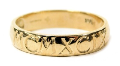 A 9ct gold band, engraved for 1999, in Roman numerals, size Y, 4.4g.