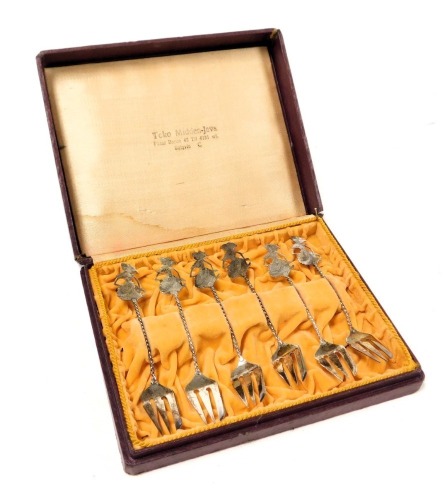 Six Javanese forks, with shadow puppet figural terminals, white metal, cased, 1.40oz.