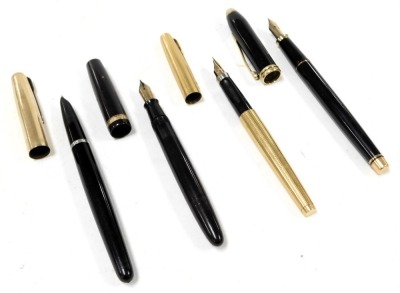 A Parker 51 fountain pen, 14ct gold plated pen, Parker 35 fountain pen, and a Cross fountain pen. (4) - 2