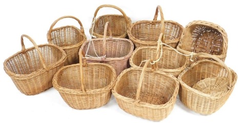 A group of vintage wicker baskets. (under 1 table)