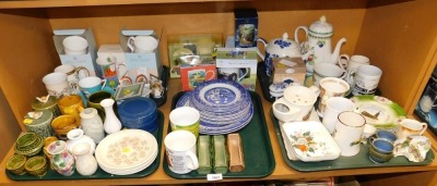 General household effects, to include boxed Royal Albert mugs, Wade, Willow pattern teapot and dinner wares, Leonardo Collection tractor mug and coaster set, various further mugs, Wedgwood trinket dish, etc. (1 shelf)