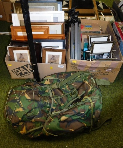 Various pictures, prints, frames, rotating picture frame, camouflage backpack, etc. (2 boxes)