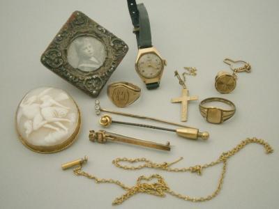 A selection of small jewellery items