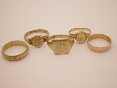 Five 9ct gold rings