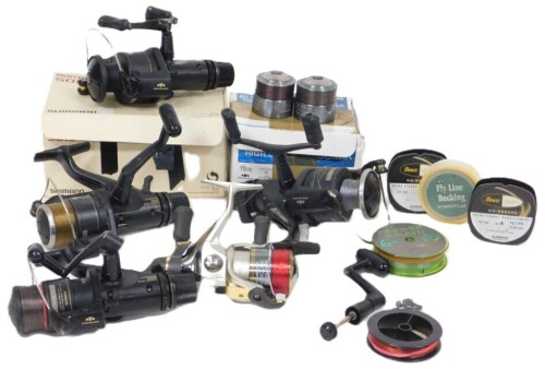 Four Shimano Baitrunner reels and a Shimano Exage 3000 reel, etc. (1 box)