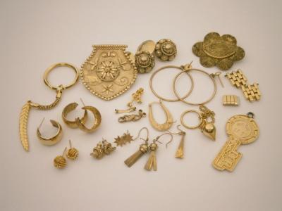 Various items of yellow metal and base metal jewellery