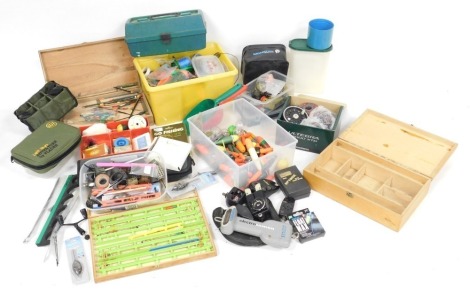 General coarse fishing and fly fishing tackle, mainly coarse fishing, including numerous pike floats and bungs, bite alarms, floats, etc. (3 boxes)