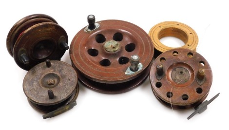 Four vintage centre pin fishing reels, including a large Scarborough type centre pin reel, and two smaller mahogany sea fishing centre pin reels, and another, etc. (5)