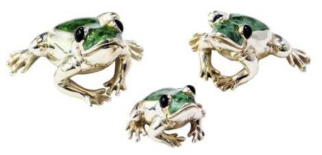 A set of three graduated silver and enamel figures modelled as frogs, each stamped 925, 3cm high, 2.3cm high and 2cm high.