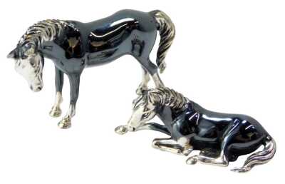 Two silver figures, modelled as a standing horse, 3.5cm high and a kneeling horse, 5cm long, each stamped 925.