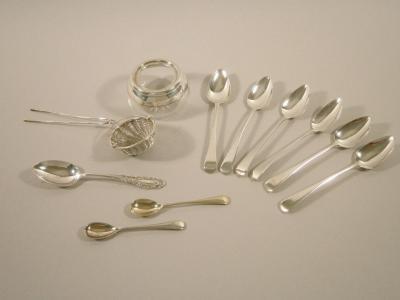 A collection of small items of silver