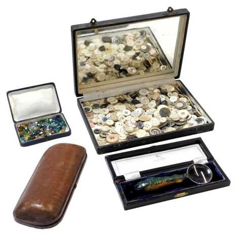 Curios and trinkets, comprising mother of pearl buttons, fish handled magnifying glass, loose paste stones, etc. (1 tray)