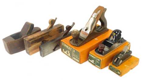 A group of wooden planes, to include a Norris/Back steel Rebate plane, Stanley No 4 plane, Stanley Rabbet Bull-Nose 73 plane, Stanley 110 plane, further wooden block planes, etc. (a quantity)