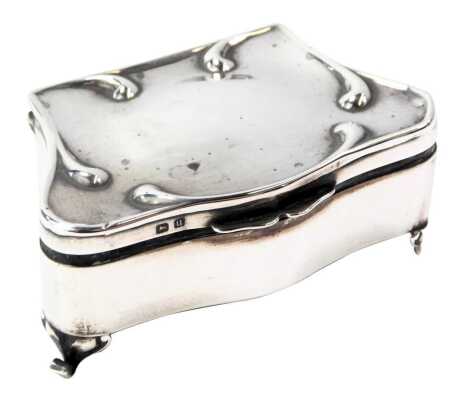 A George V silver dressing table box, with shaped Art Nouveau style top, on out splayed claw feet, Birmingham 1919, with velvet lining, 3.07oz. (AF)