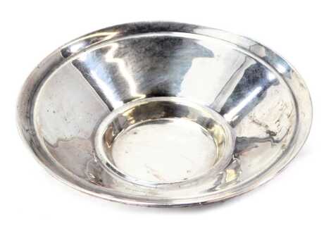 An Elizabeth II Walker and Hall silver pin dish, on tripod splayed base, Sheffield 1996, 2oz.