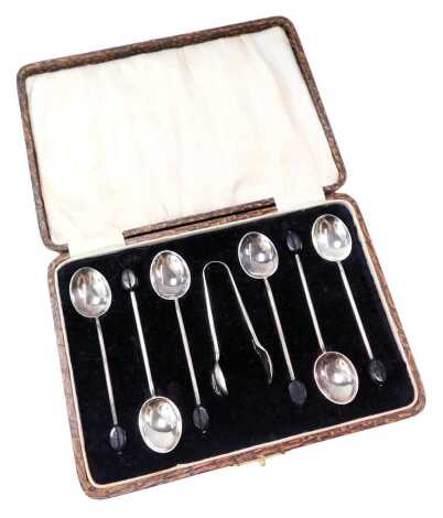 A cased set of six George V silver coffee bean spoons, and miniature tongs, S Limited, Birmingham 1923, 1.53oz gross.