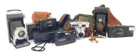 A Voigtlander Vito BL camera, Kodak camera, number 2 folding Autograph Brownie camera, Olympus XA2 camera, boxed, and an A11 camera. (5)