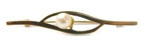 A 9ct gold and pearl brooch, 2.3g all in.