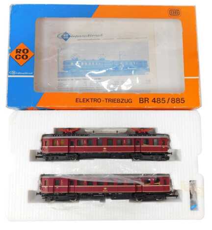 A Roco International HO gauge class ET BR 485/885 rail car and trailer of the Deutsche Bahn, in maroon livery, boxed.