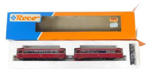 A Roco HO gauge 43018 class VT98 and a VS88 rail bus of the Deutsche Bahn, in maroon livery, boxed.