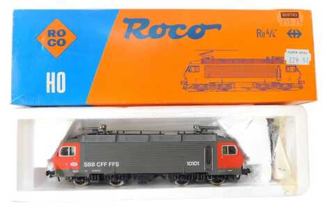 A Roco HO gauge RE4/4 electric locomotive of the Swiss SBB, in red and grey livery, boxed.