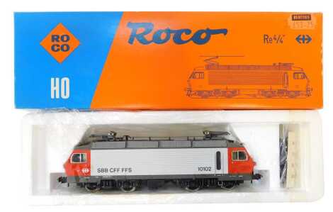 A Roco HO gauge RE4/4 electric locomotive of the Swiss SBB, in red and silver livery, boxed.