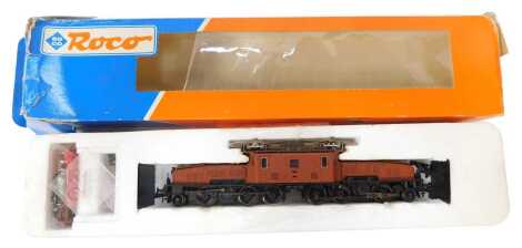 A Roco HO gauge Krokodile Co-co electric locomotive of the SBB, brown livery, boxed 43539.