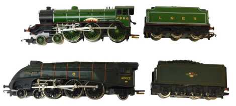 Hornby Railways OO gauge locomotives, including R350 BR class A4 4-6-2 Mallard in BR green, and an LNER class B17 4-6-0 Manchester United in LNER green, boxed. (2)