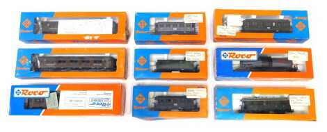 Roco HO gauge rolling stock, to include a grey old style carriage, grey tanker, green carriages, etc. (1 tray)