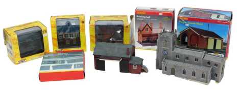 Hornby and Scenic by Pocket Bond OO gauge buildings, including Hornby R 9533 Magna goods shed, Scenic EM6002 sidings warehouse/barn, Hornby Skaledale OO gauge goods shed, etc. (a quantity)