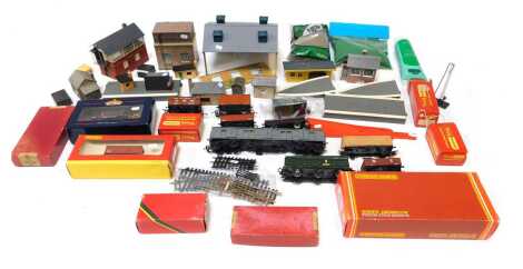 OO gauge rolling stock and accessories, including GM415 Gauge Master railway loading dock, Hornby R6085B BR Mineral wagon, R138 signal kit, Woodland Scenics ballast, Green Flock, signal box, etc. (1 box)