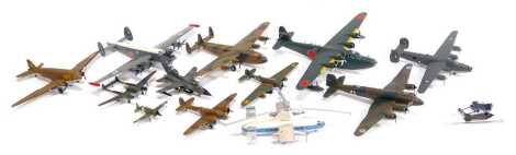 Various kit built model aircraft, including a Kawanishi H8K2 Bomber, a Focke Wulf FW200C, a Fairy Rotodyne helicopter, etc. (1 box)