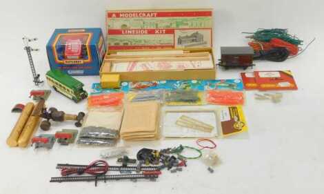 Model Craft Lineside kits, OO gauge, 4MM scale, for a country station, together with a Matchbox Direct Line red phone, Corgi diecast Lincolnshire bus, Hobby Miniatures playing models, N gauge accessories, etc. (1 tray)