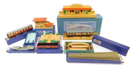 Hornby Dublo OO gauge accessories, to include a D1 signal cabin, DA458, a footbridge D1, a D12 corridor coach, D1 level crossing, D1 through station, etc. (1 tray)