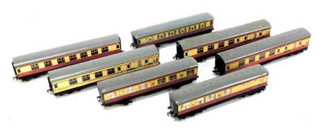 Hornby Dublo coaches, including M26133 corridor coach with guard, M4183 corridor coach, etc. (1 tray)