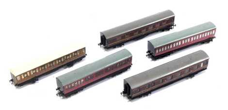 Hornby Dublo coaches, including first class compartment coach, LNER 45401 third class compartment coach, LMS 4183 corridor coach third class, and LMS 26133 corridor coach. (1 tray)